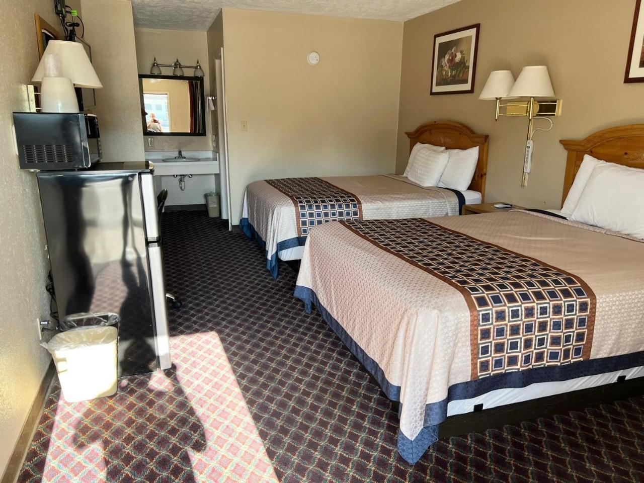 Economy Inn Маккук Экстерьер фото