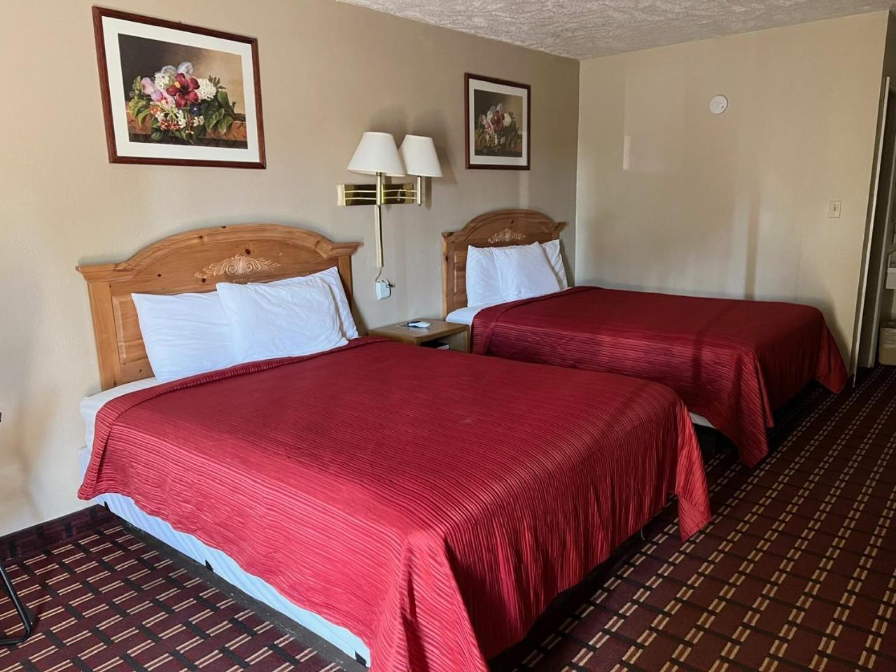 Economy Inn Маккук Экстерьер фото