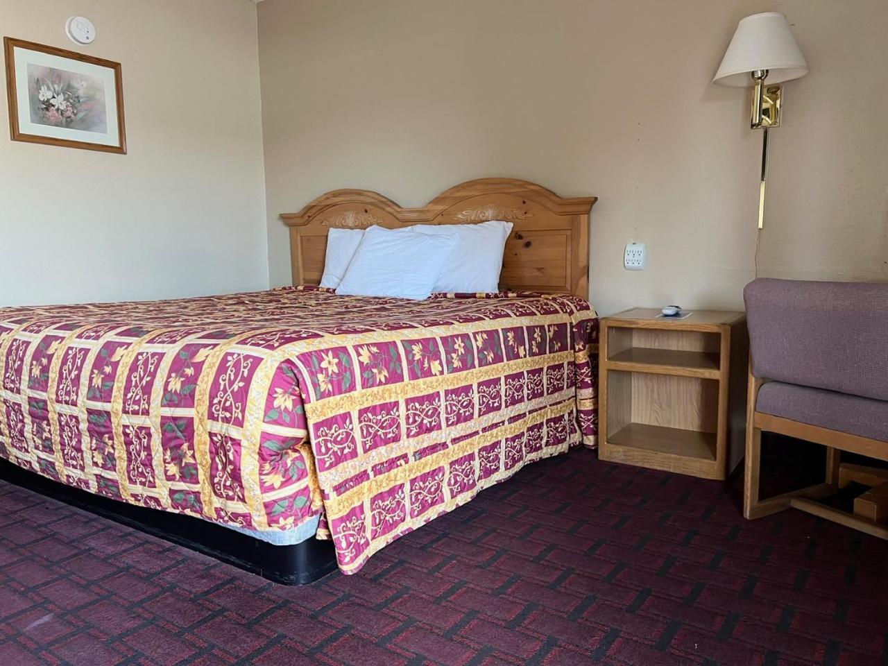 Economy Inn Маккук Экстерьер фото