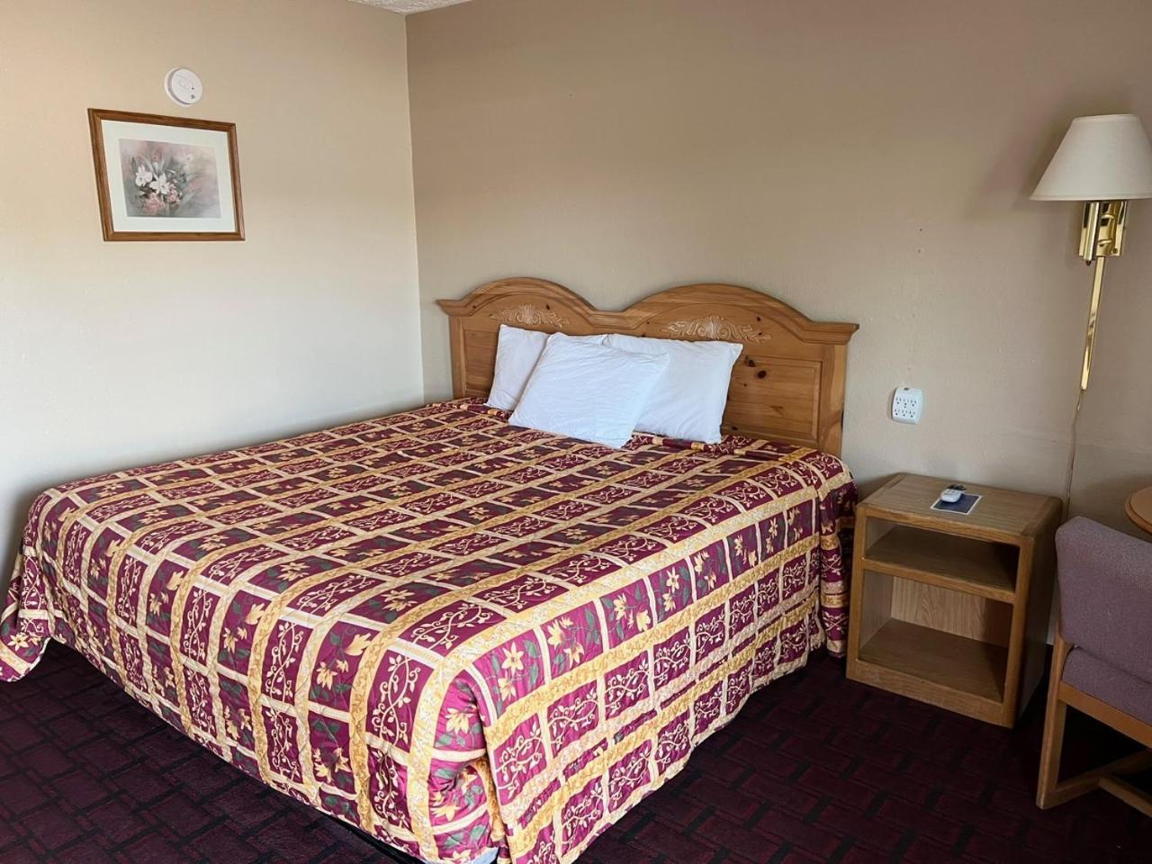 Economy Inn Маккук Экстерьер фото