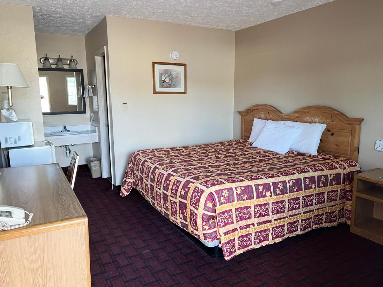 Economy Inn Маккук Экстерьер фото