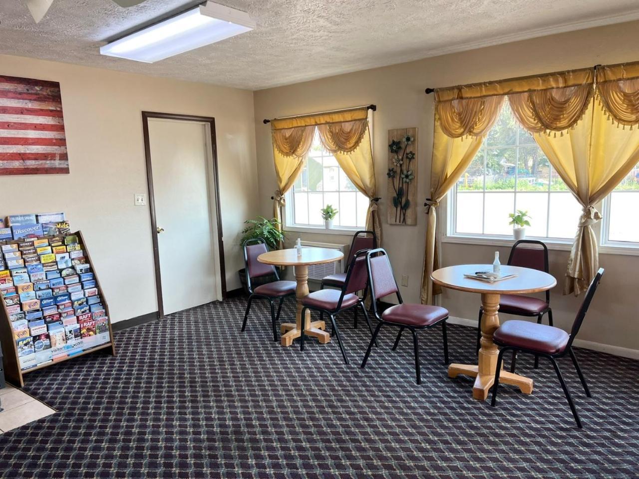 Economy Inn Маккук Экстерьер фото