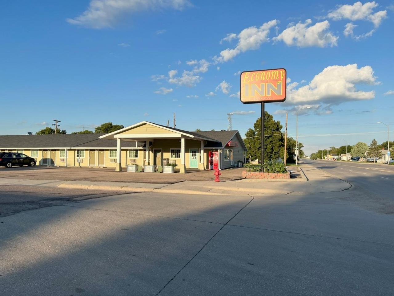 Economy Inn Маккук Экстерьер фото