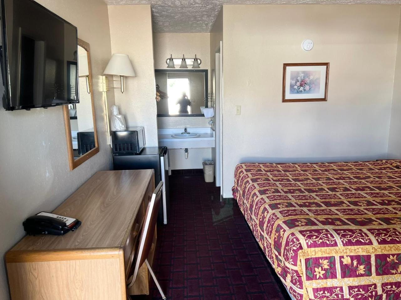 Economy Inn Маккук Экстерьер фото