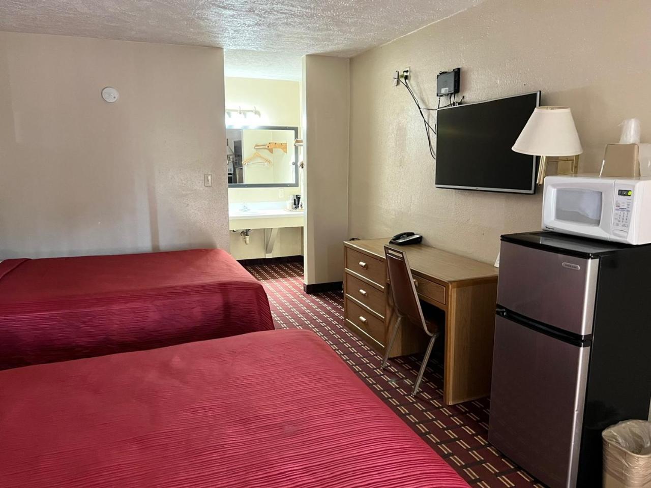 Economy Inn Маккук Экстерьер фото