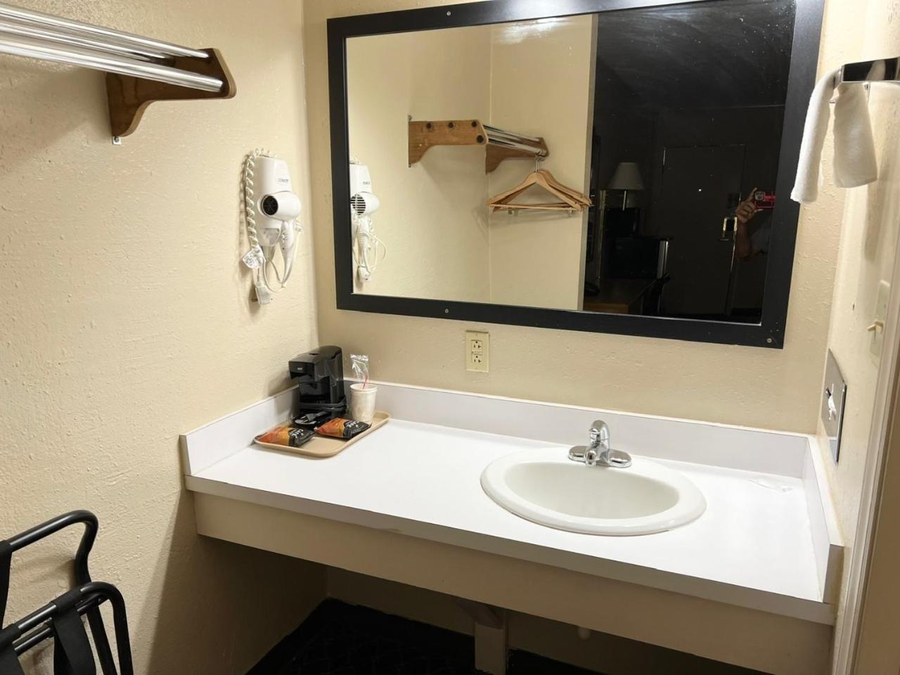 Economy Inn Маккук Экстерьер фото