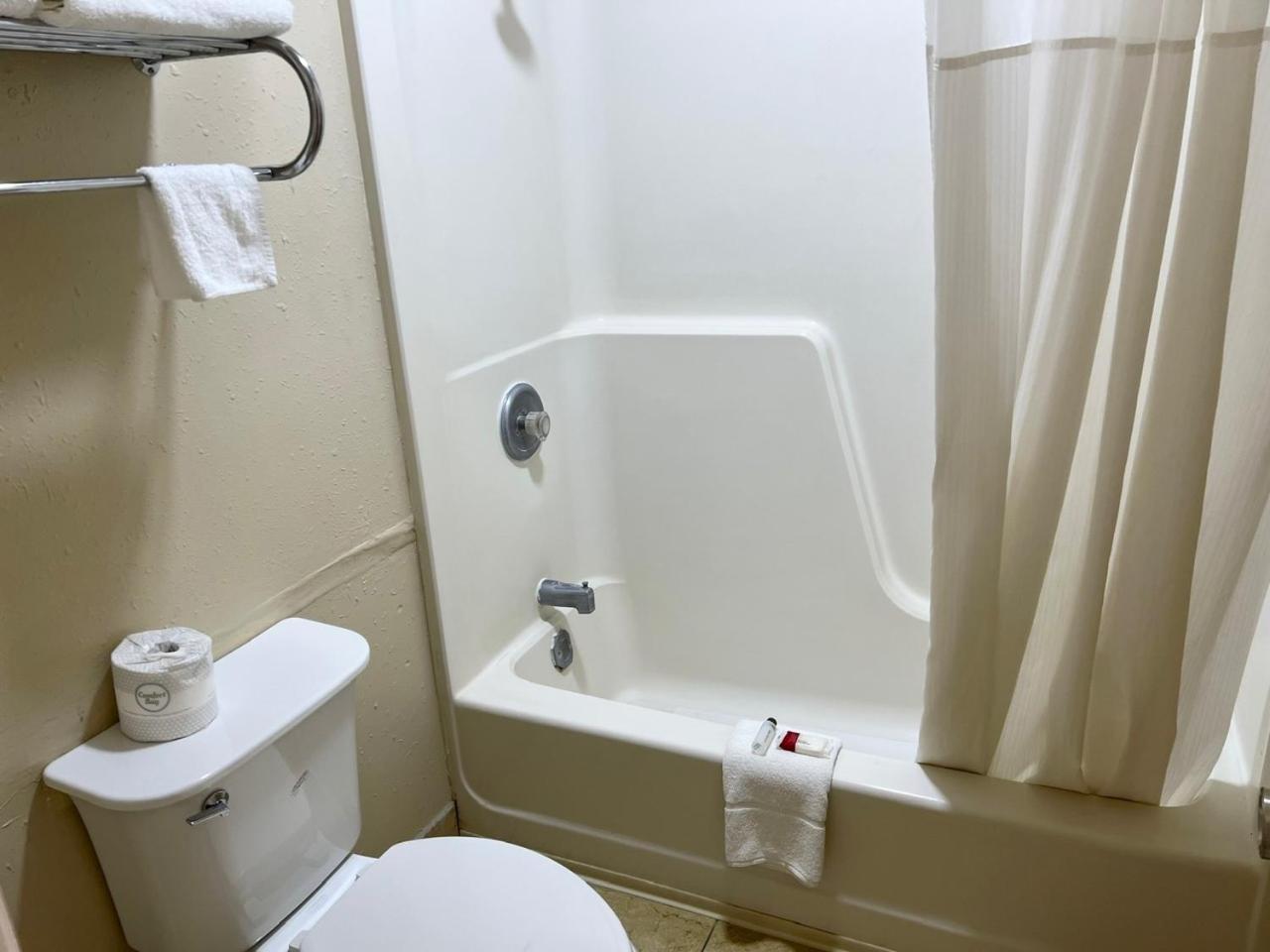Economy Inn Маккук Экстерьер фото