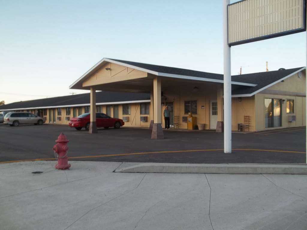 Economy Inn Маккук Экстерьер фото