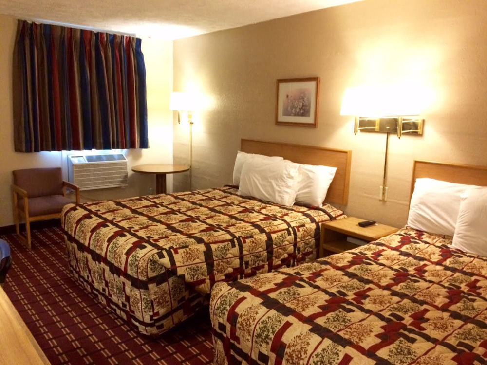 Economy Inn Маккук Экстерьер фото