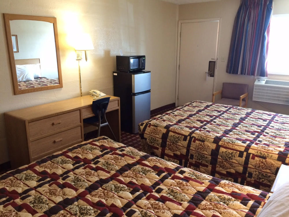 Economy Inn Маккук Экстерьер фото