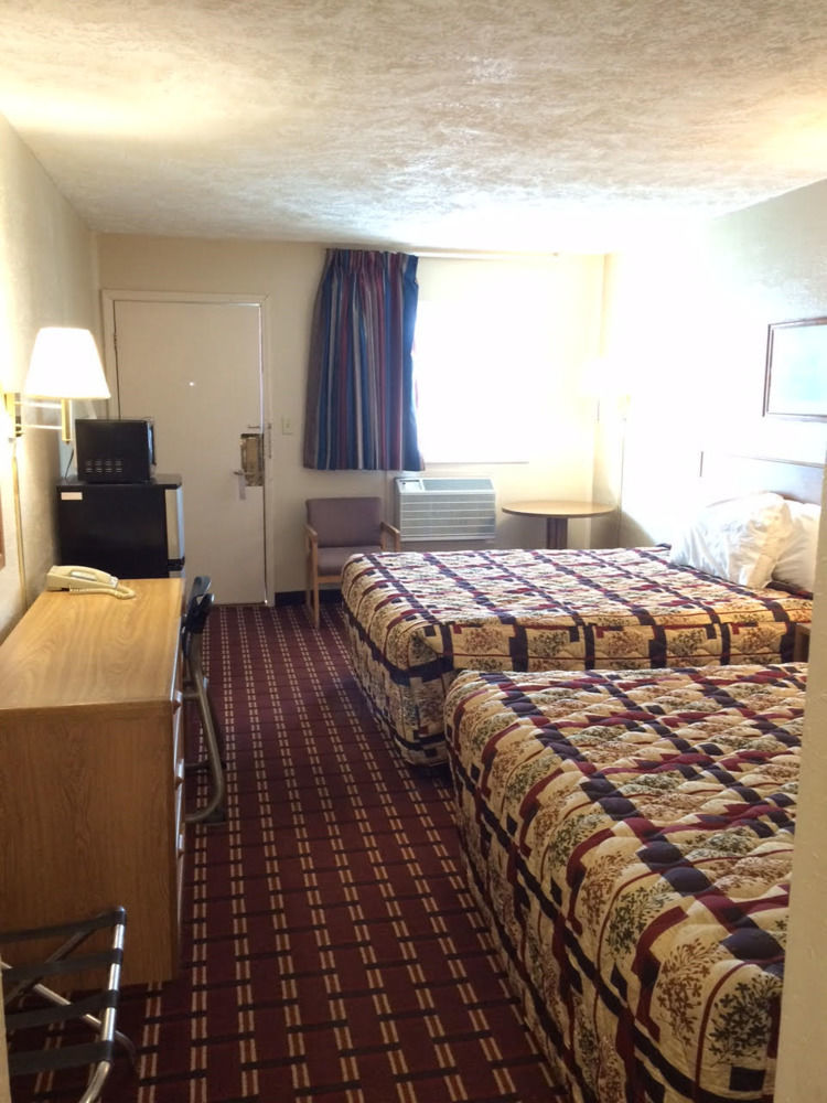 Economy Inn Маккук Экстерьер фото