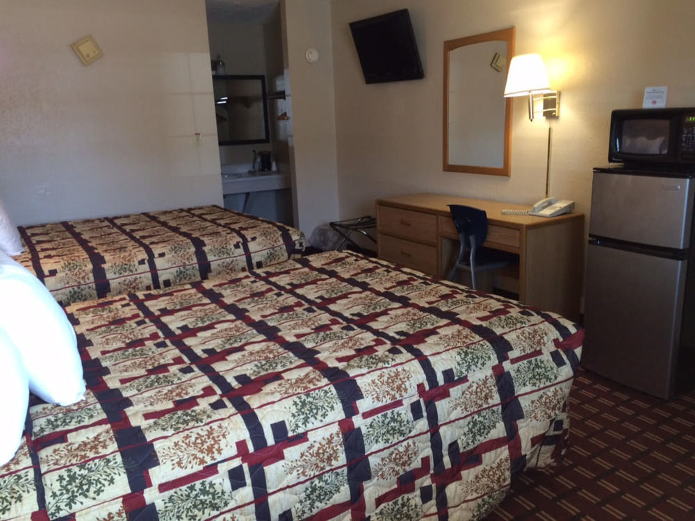 Economy Inn Маккук Экстерьер фото