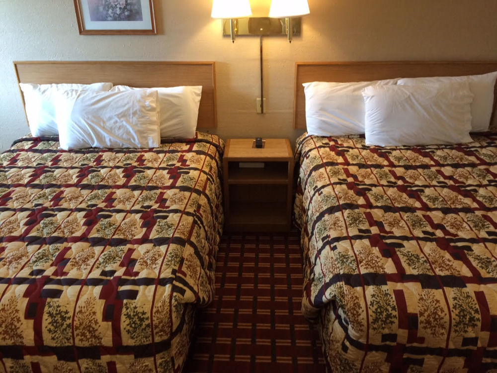 Economy Inn Маккук Экстерьер фото