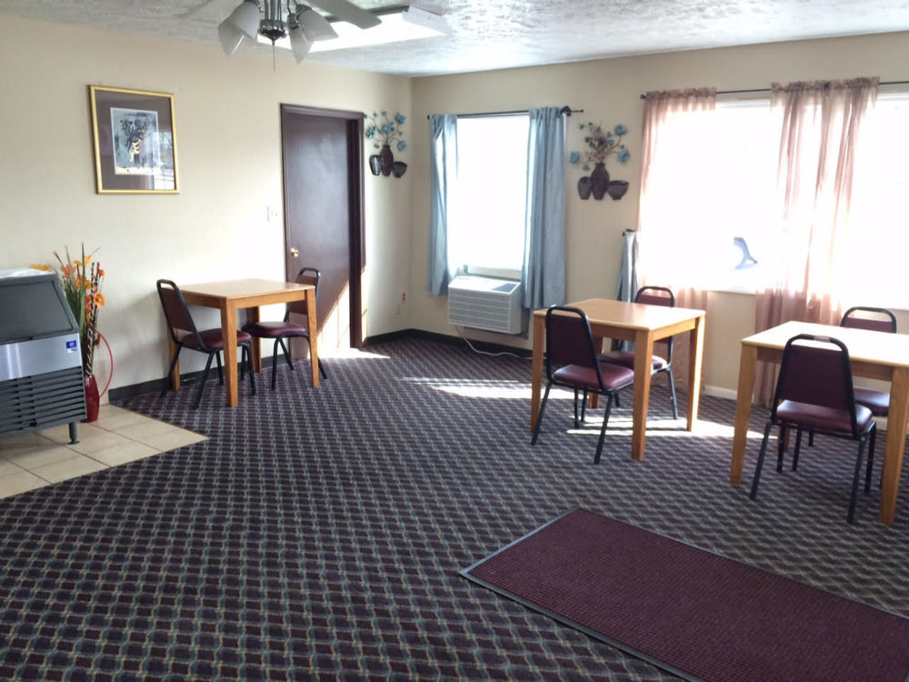Economy Inn Маккук Экстерьер фото