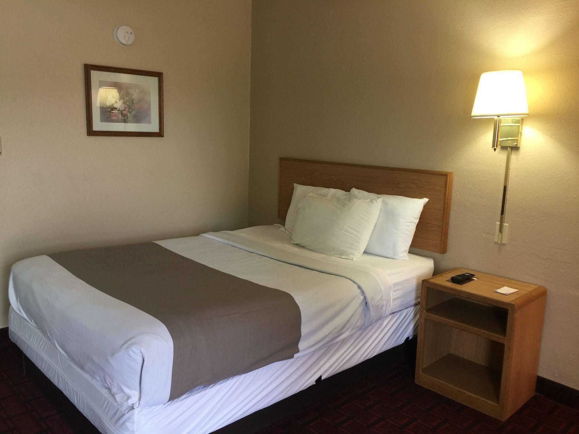 Economy Inn Маккук Экстерьер фото