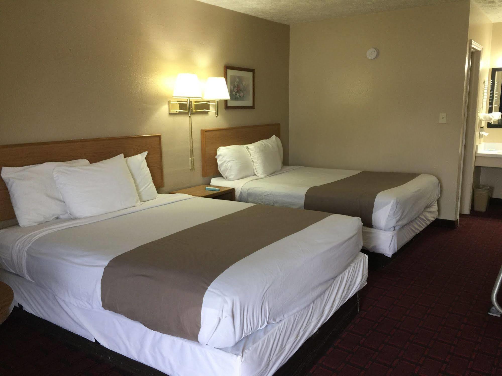 Economy Inn Маккук Экстерьер фото